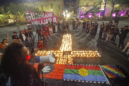 Periodistas durante una vigilia por sus colegas asesinados en México, en Guadalajara, el pasado 19 de noviembre.