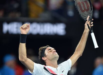 Roger Federer celebra su victoria ante Marin Cilic, el 28 de enero de 2018.