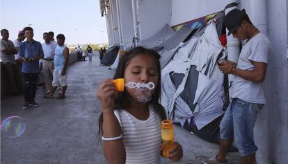 Una nena afgana juga en un camp de refugiats a Grècia.