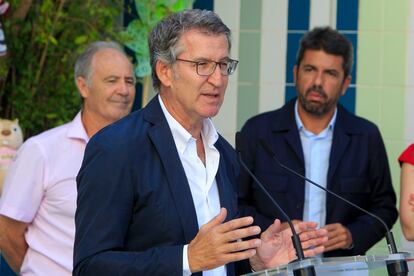 Alberto Núñez Feijóo, este lunes durante su visita a una escuela infantil en Alicante. Detrás, a la derecha, el presidente valenciano, el popular Carlos Mazón.