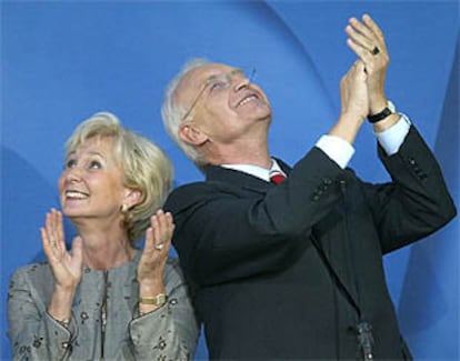 Edmund Stoiber, junto a su esposa, Karin, ayer, en la sede de la Unión Demócrata Cristiana.