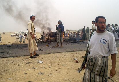 Atentado suicida contra un convoy de turistas en Marib (Yemen), con un coche bomba que se lanzó contra la caravana. Siete turistas españoles y dos ciudadanos yemeníes murieron en el atentado, atribuído a Al Qaeada. En la foto, vigilantes armados contemplan los restos del coche bomba y del vehículo alcanzado, el 2 de julio de 2007.