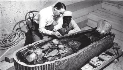 L&#039;arque&ograve;leg Howard Carter, durant les tasques d&#039;exhumaci&oacute; de les restes del fara&oacute; descobertes el 1922.