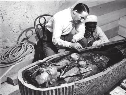 L&#039;arque&ograve;leg Howard Carter, durant les tasques d&#039;exhumaci&oacute; de les restes del fara&oacute; descobertes el 1922.