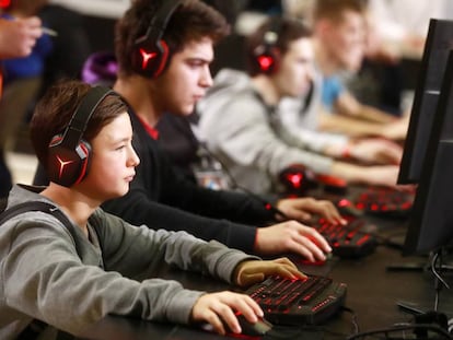 Jovens durante o Wargaming Fest, um evento de games em Moscou.