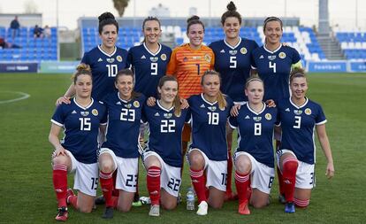 La selección escocesa de fútbol femenino, antes de iniciar un partido. 
 