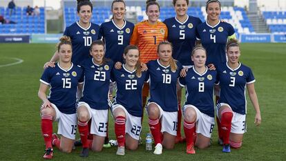 La selección escocesa de fútbol femenino, antes de iniciar un partido. 
 