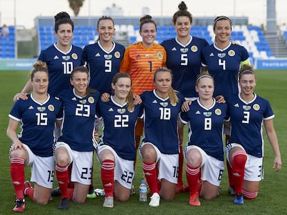 La selección escocesa de fútbol femenino, antes de iniciar un partido.