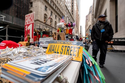 Un vendedor ambulante en los alrededores de Wall Street en Nueva York, el 28 de febrero.