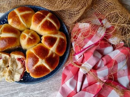 'Hot cross buns': bollitos cruzados rellenos de fresa