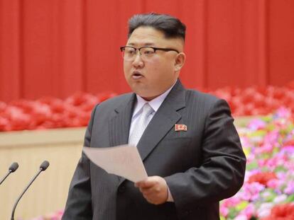 Kim Jong-un faz discurso durante a Conferência de Presidentes dos Comitês de Primários do partido. No vídeo, o vice-primeiro-ministro da Malásia.