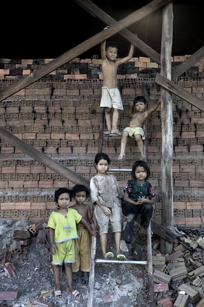 "No Camboja, existem famílias inteiras que trabalham como escravas em fábricas de tijolos", diz Muñoz. "Elas fazem tudo à mão, é como estar na Idade Média." A fotógrafa ficou especialmente chocada com a presença de meninas carregando carrinhos com peso excessivo para seus corpos frágeis.