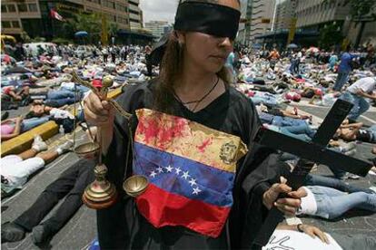 Opositores a Chávez, en una manifestación contra la violencia en Venezuela el pasado 22 de abril en Caracas.