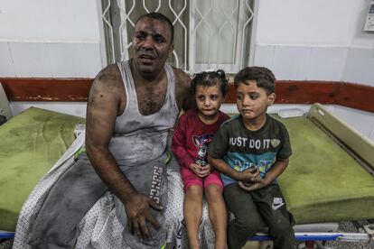 Un hombre palestino espera a que sus hijos reciban atención médica en el hospital Al Najjar, tras un ataque israelí en Rafah, este lunes.