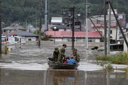 Las Fuerzas de Autodefensa de Japón evacuan a los residentes de una zona inundada durante las operaciones de búsqueda y rescate tras el tifón Hagibis en Marumori, prefectura de Miyagi, el 14 de octubre de 2019.