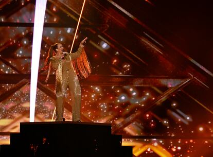 Hera Bjork representando a Islandia con la canción Scared of Heights actúa durante la primera semifinal del Festival de la Canción de Eurovisión en Malmo.