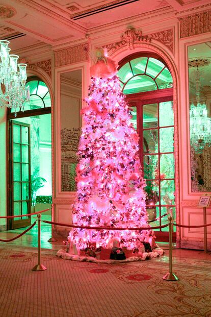 La alocada diseñadora Betsey Johnson ha creado el árbol situado en el hall del Plaza en Nueva York. Una pieza que es 100% Betsey con su color rosa tan característico y hasta boas de pluma a modo de espumillón. ¡Que viva el exceso!