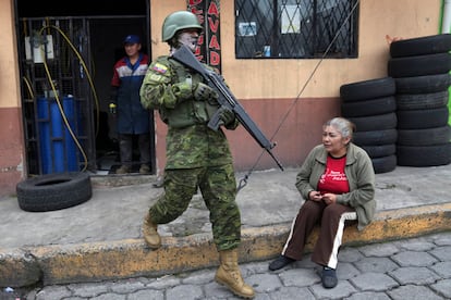 Soldados patrullan en Quito, luego de que Noboa decretara el estado de emergencia nacional, el 12 de enero de 2024.