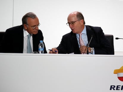 Isidro Fainé, presidente de la Fundación La Caixa, junto a Antonio Brufau, presidente de Repsol, durante la presentación de un plan estratégico de la petrolera en 2014.