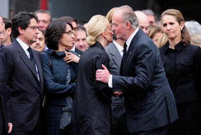 El rey Don Juan Carlos saluda a María Teresa Samaranch, en presencia de otros miembros de la familia, a las puertas de la Catedral de Barcelona.