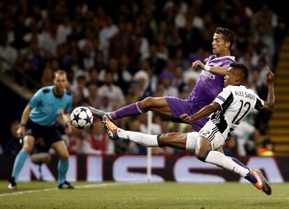 Cristiano Ronaldo en acción contra Alex Sandro del Juventus, durante la final de la Champions League disputado en el Millennium Stadium en Cardiff, el 3 de junio de 2017. Ronaldo es el máximo goleador de la historia de la Champions. Como jugador del Real Madrid, promedia más de un tanto por partido en la competición: 90 goles en 88 encuentros.