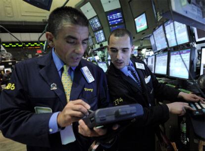 Operadores trabajando en la Bolsa de Nueva York.