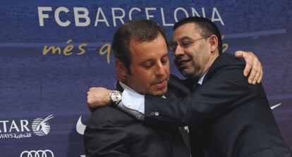 Bartomeu abraza a Rosell tras su dimisión.