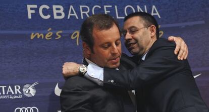 Bartomeu abraza a Rosell tras su dimisi&oacute;n.