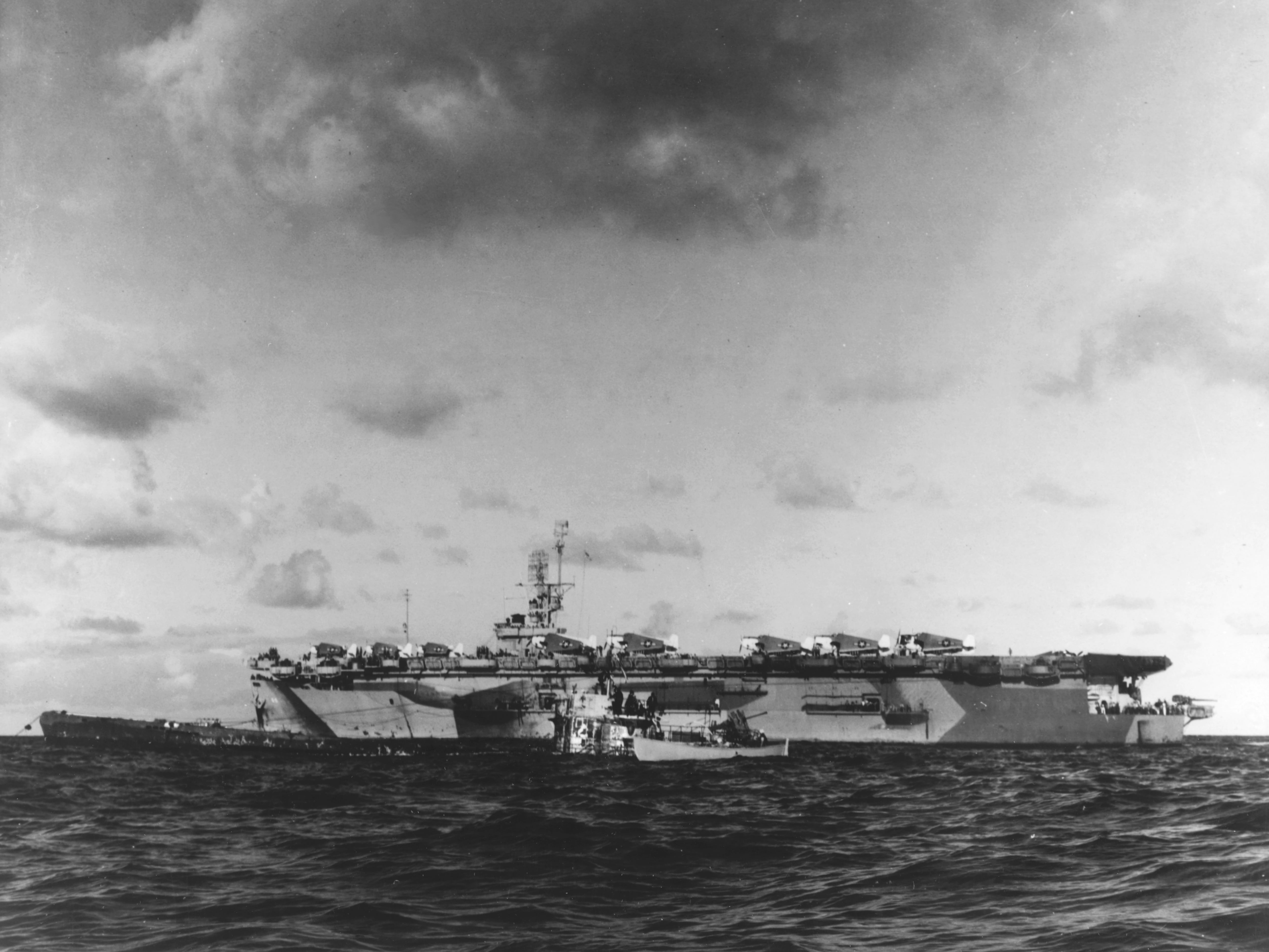 El U-505 junto al portaviones de EE UU 'Guadalcanal'.