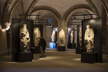 Isaac y Abraham, en primer t&eacute;rmino, junto a otras de las estatuas de Mateo expuestas en Xelm&iacute;rez.