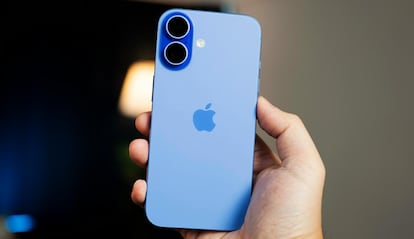 iPhone 16 de color azul sostenido en una mano