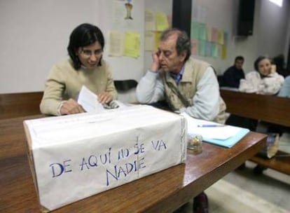 Enrique de Castro, párroco de Entrevías, con la portavoz de la asamblea permanente de la parroquia.