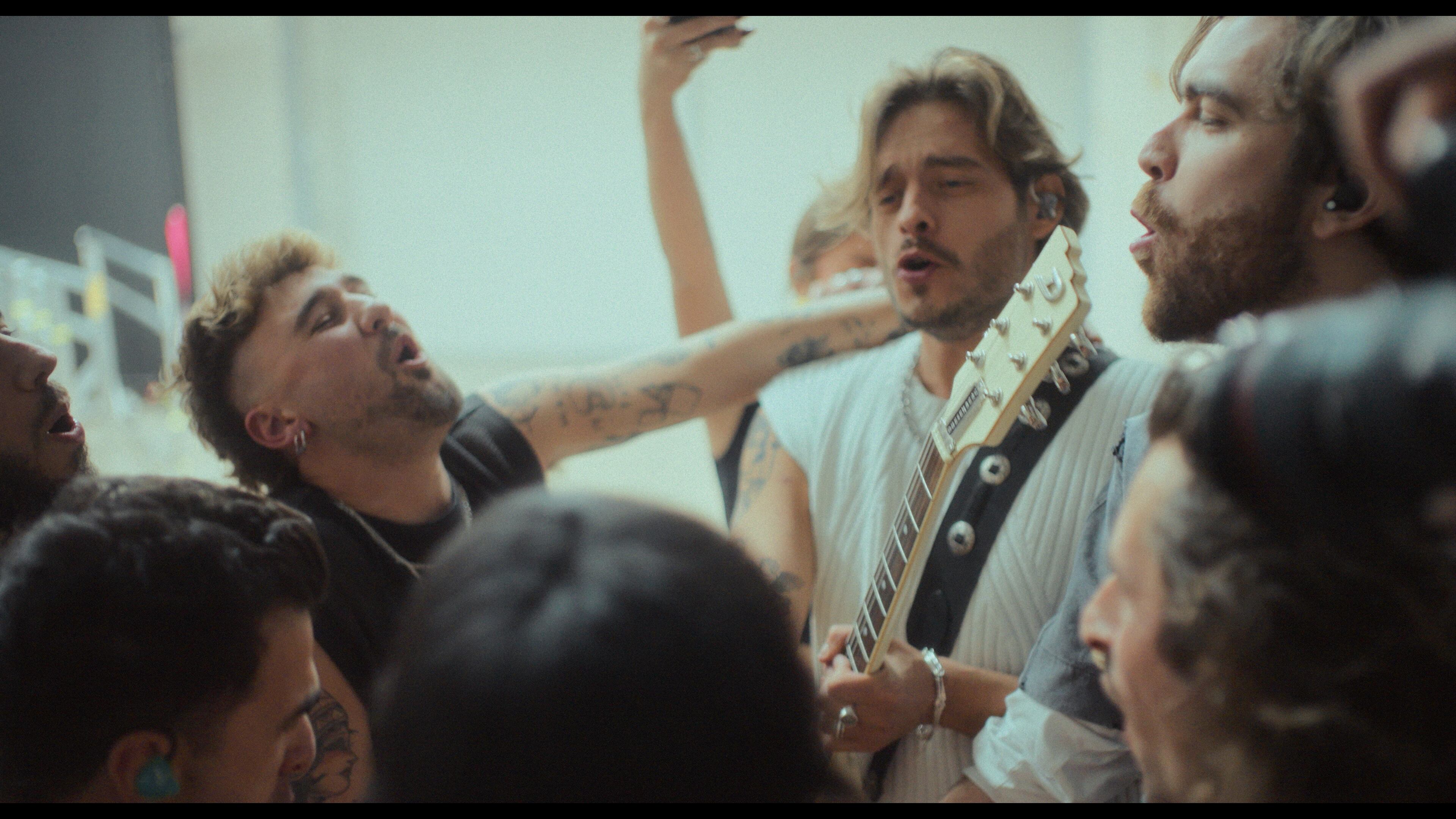 Dani Fernández y su equipo, en una escena del documental 'Todo Cambia'.