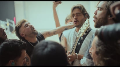 Dani Fernández y su equipo, en una escena del documental 'Todo Cambia'.