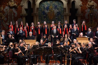 Lionel Meunier (a la derecha, con la partitura) dirige el inicio de la ‘La Pasión de san Mateo’ al coro infantil del Orfeó Català, el coro Vox Luminis y la Orquesta Barroca de Friburgo, el jueves en Barcelona.