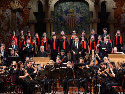 Lionel Meunier (a la derecha, con la partitura) dirige el inicio de la ‘La Pasión de san Mateo’ al coro infantil del Orfeó Català, el coro Vox Luminis y la Orquesta Barroca de Friburgo, el jueves en Barcelona.