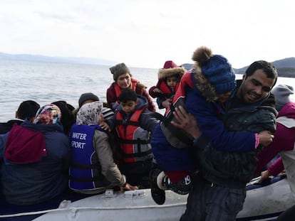 Llegada de migrantes a Skala Sikaminias, en la isla griega de Lesbos, este viernes.