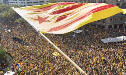 La multitud reunida en plaza Catalunya.