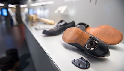 Zapato con compartimento en el tac&oacute;n, expuesto en el Spy Museum de Berl&iacute;n.