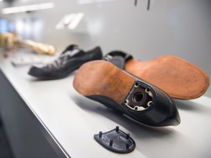 Zapato con compartimento en el tac&oacute;n, expuesto en el Spy Museum de Berl&iacute;n.