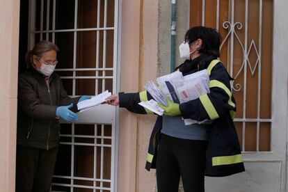 Una trabajadora de Correos reparte las mascarillas por los domicilios de Terrrassa, este miércoles.