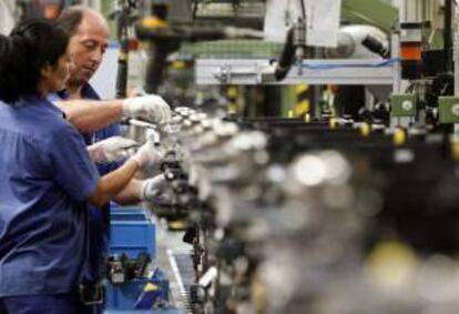 Unos operarios trabaja en la factora Ford de Almussafes (Valencia) .