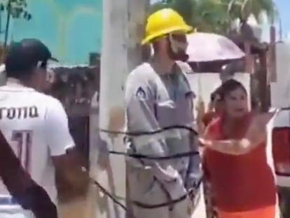 Pobladores de Valladolid (Yucatán), amarraron a un empleado de la CFE a un poste en protesta por la falta de electricidad.