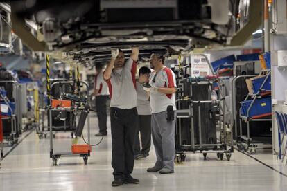 Trabajadores en la fábrica de Martorell (Barcelona) de la automovilística Seat.