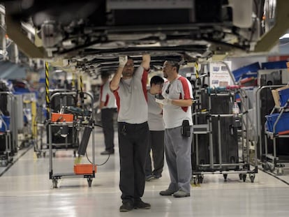 Trabajadores en la fábrica de Martorell (Barcelona) de la automovilística Seat.