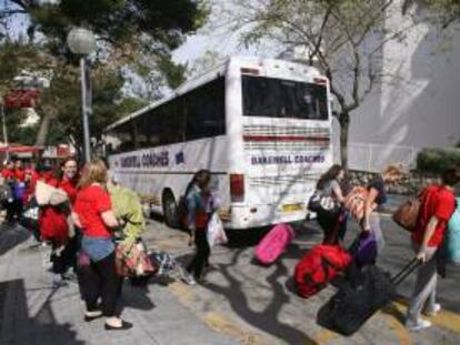 Varios universitarios británicos han llegado hoy a la población de Salou (Tarragona) para participar en el festival Saloufest, que celebrará su edición número trece y la más multitudinaria.