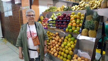 Lucia en una tienda de frutas en Arequipa antes de ponerse enferma.