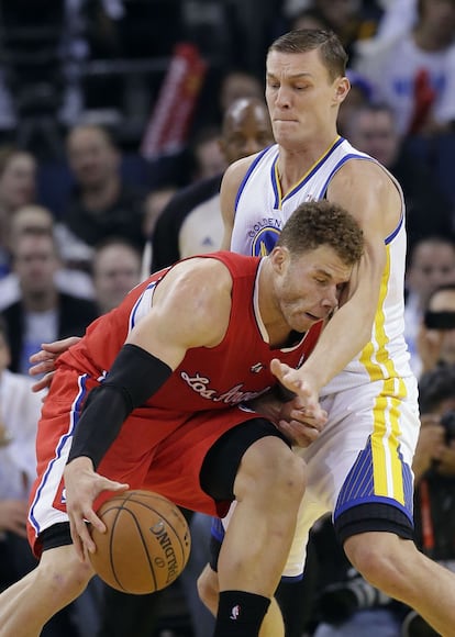 Andris Biedrins, de Golden State Warriors defiende a Blake Griffin deLos Angeles Clippers