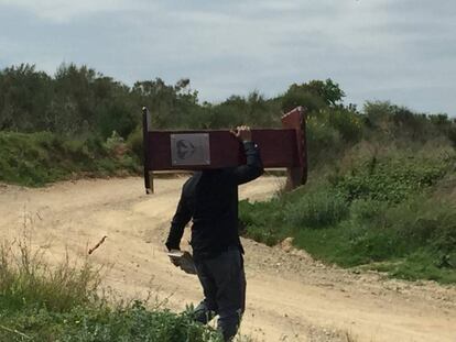 Un operari municipal s'endú el faristol de la missa negra.