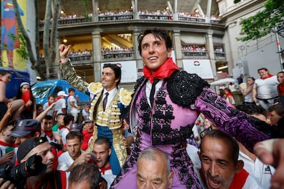 Miguel Ángel Perera y Roca Rey, a hombros en la plaza de Pamplona.